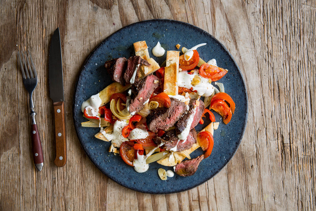 Rinder-Kebab mit Spitzpaprika mit geröstetem Brot und Joghurtsauce