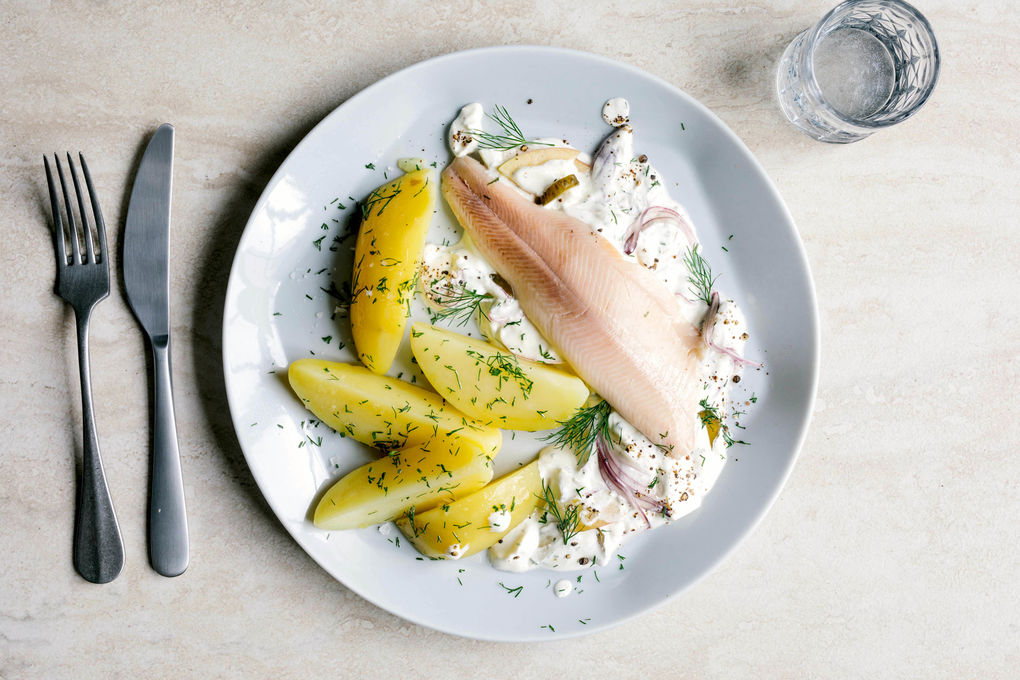 Feine Räucherforelle mit Apfel-Schmand-Dip und Kartoffeln