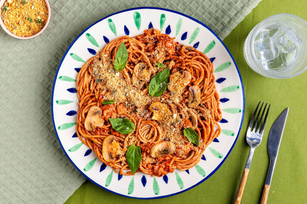 Special: Vollkornpasta mit Gemüsesauce Bolognese-Style mit Basilikum und Käse