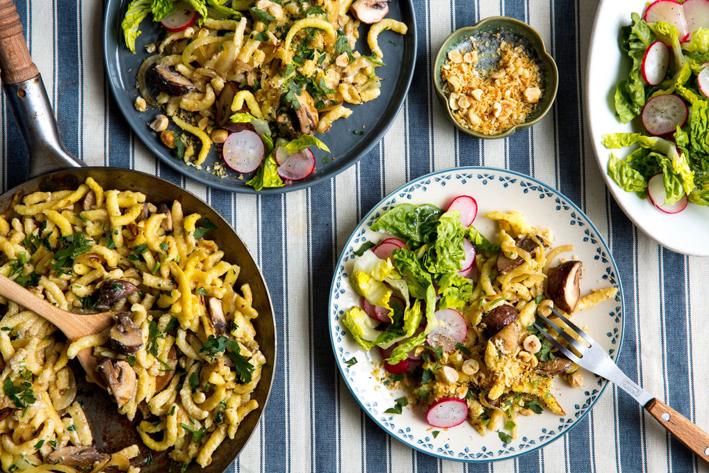 Cremige Pilzspätzle mit Nussbröseln und Radieschensalat