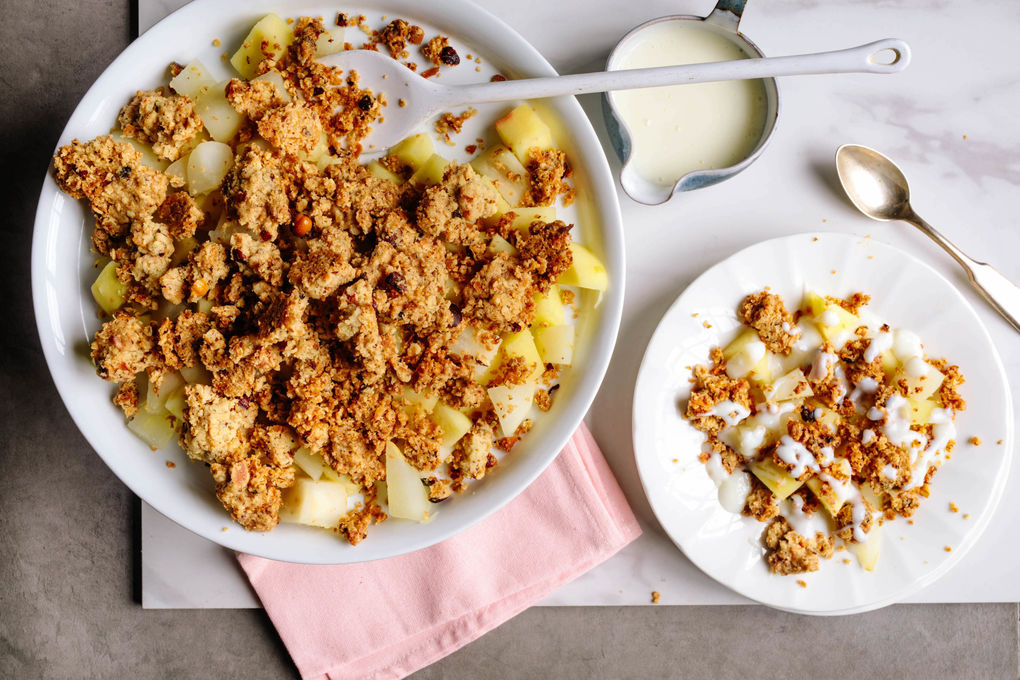Apfel-Birnen-Crumble mit Kokos und Ingwer, dazu Vanillesauce