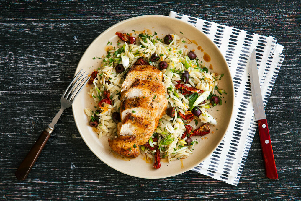 Paprikahähnchen auf Nudelsalat mit getrockneten Tomaten und Oliven