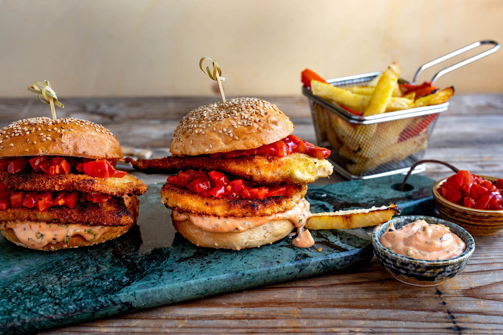 Saftige Chicken-Katsu-Burger mit Tomatensalsa und Gemüse-Pommes