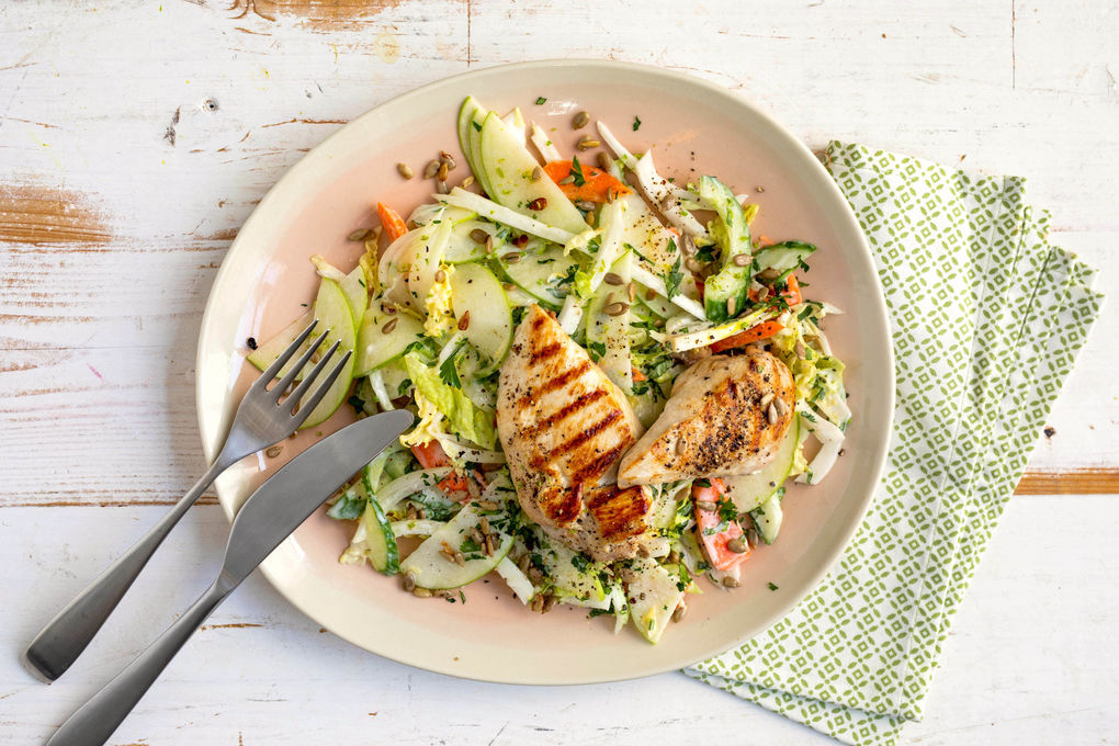Gegrillte Hähnchenschnitzel mit fruchtigem Chinakohlsalat