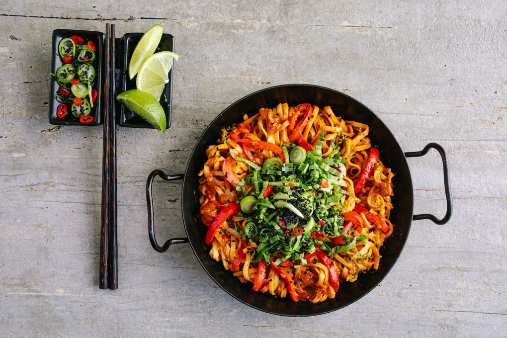 Vegane Satay-Nudelpfanne mit Pak Choi und schwarzem Sesam