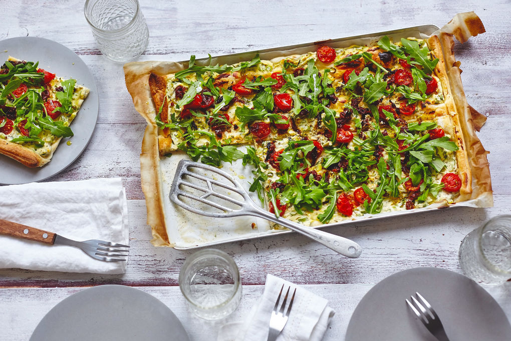 Provenzalische Tomatentarte mit Crème fraîche und Rucola