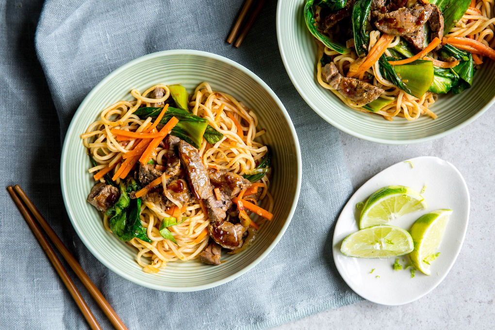 Malaysischer Rindfleisch-Wok mit Pak Choi und Mie-Nudeln