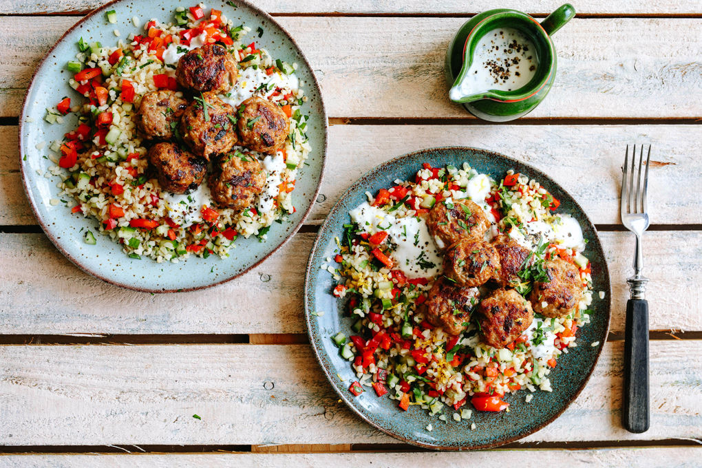 Saftige Schweinehackbällchen mit buntem Bulgursalat und Minzedip