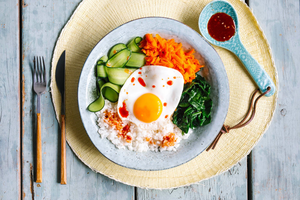 Koreanisches Bibimbap vegetarisch mit Spiegelei und Gemüse