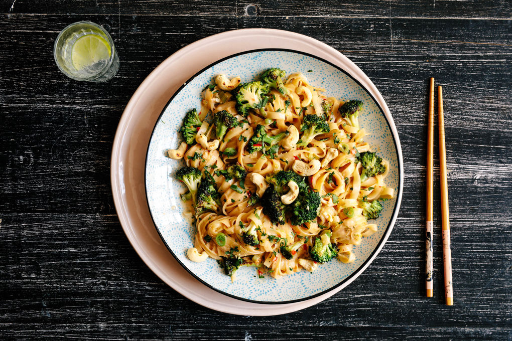 Brokkoli in Erdnusssauce mit Reisbandnudeln und Cashews