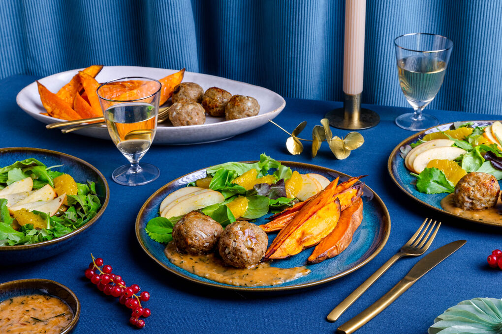 XXL: Frikadellen vom Schwein mit Süßkartoffeln und Apfel-Orangen-Salat