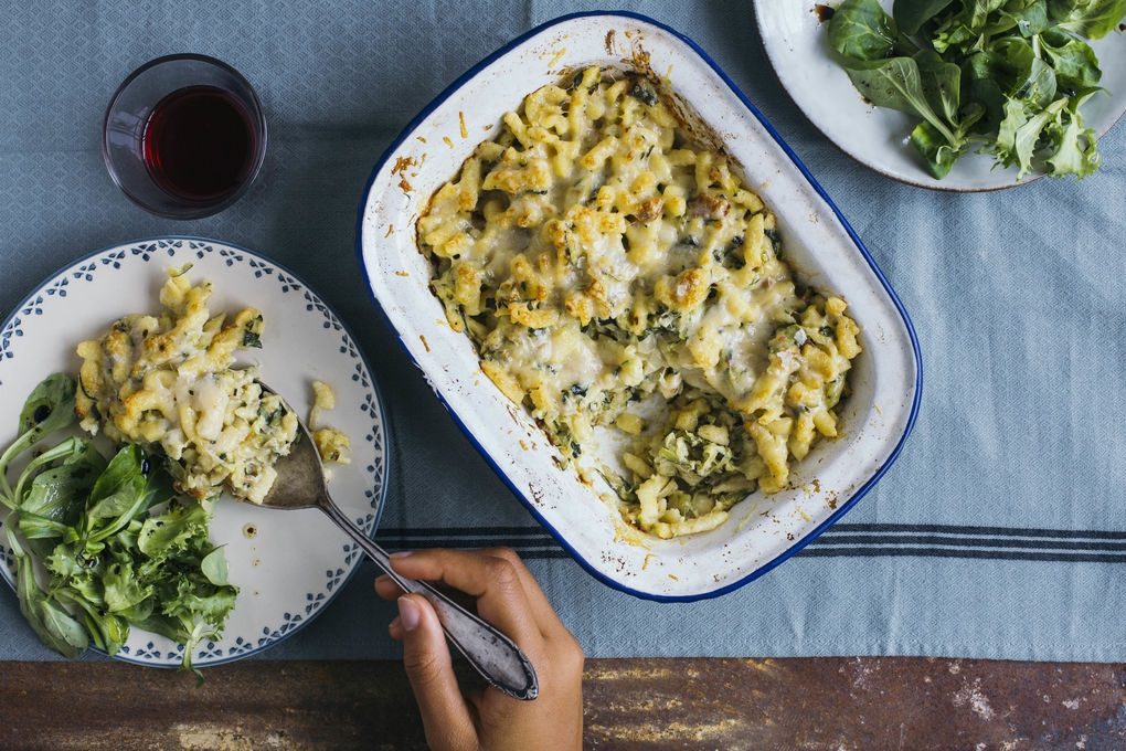 Käsespätzle mit Zucchini und getrockneten Tomaten, dazu Salat