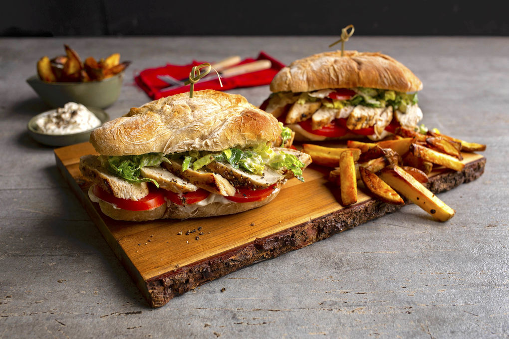 Herzhaftes Hähnchenbaguette mit Ofenkartoffeln und cremigem Dip