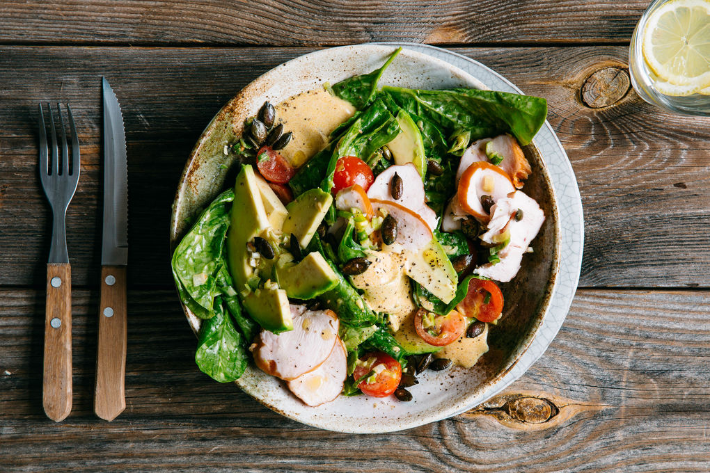 Zartes Hähnchenbrustfilet auf Curry-Spinatsalat mit Avocado