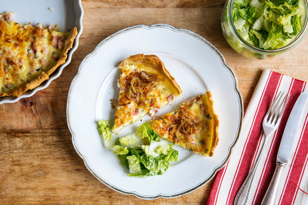 Feine Käsequiche mit Speck und geschmorten Zwiebeln