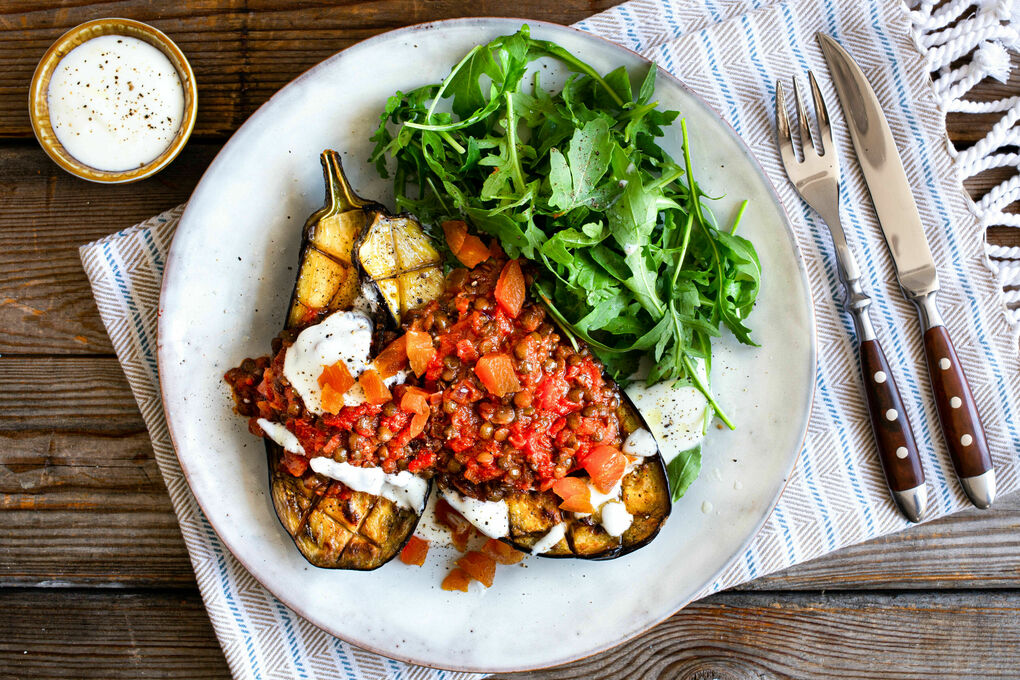 <650kcal: Marokkanische Aubergine mit Linsen, Rucola und Joghurt