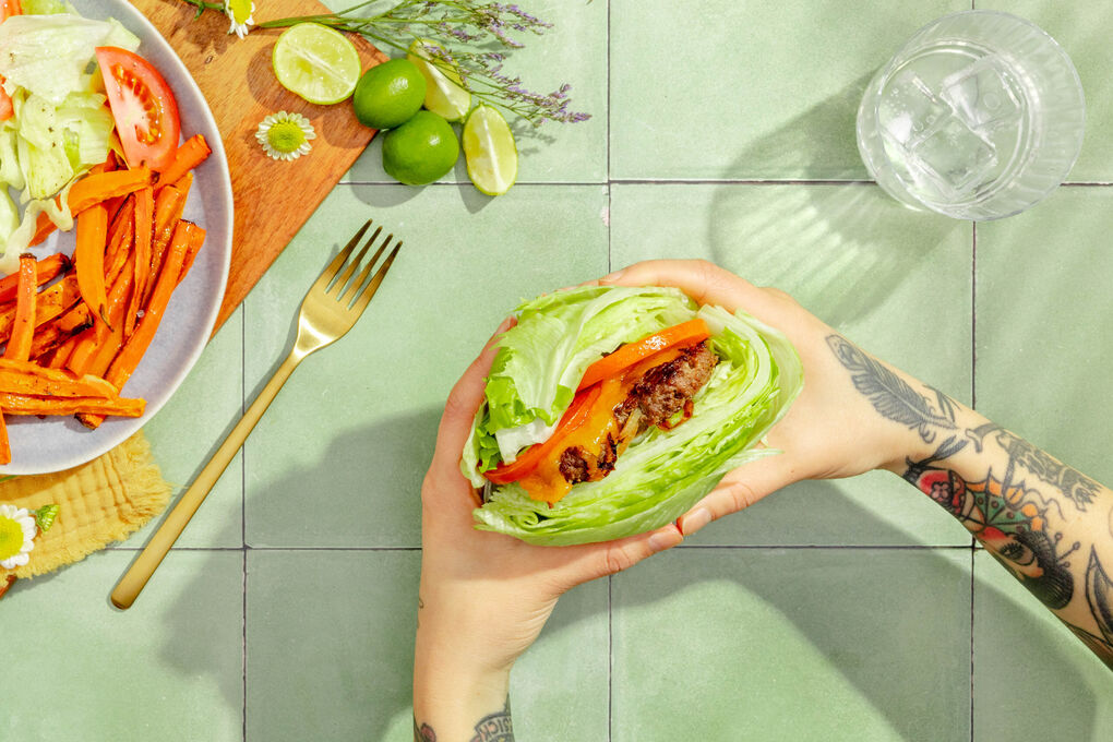 BBQ-Cheeseburger in Salatwraps mit Tomaten und Gemüsepommes