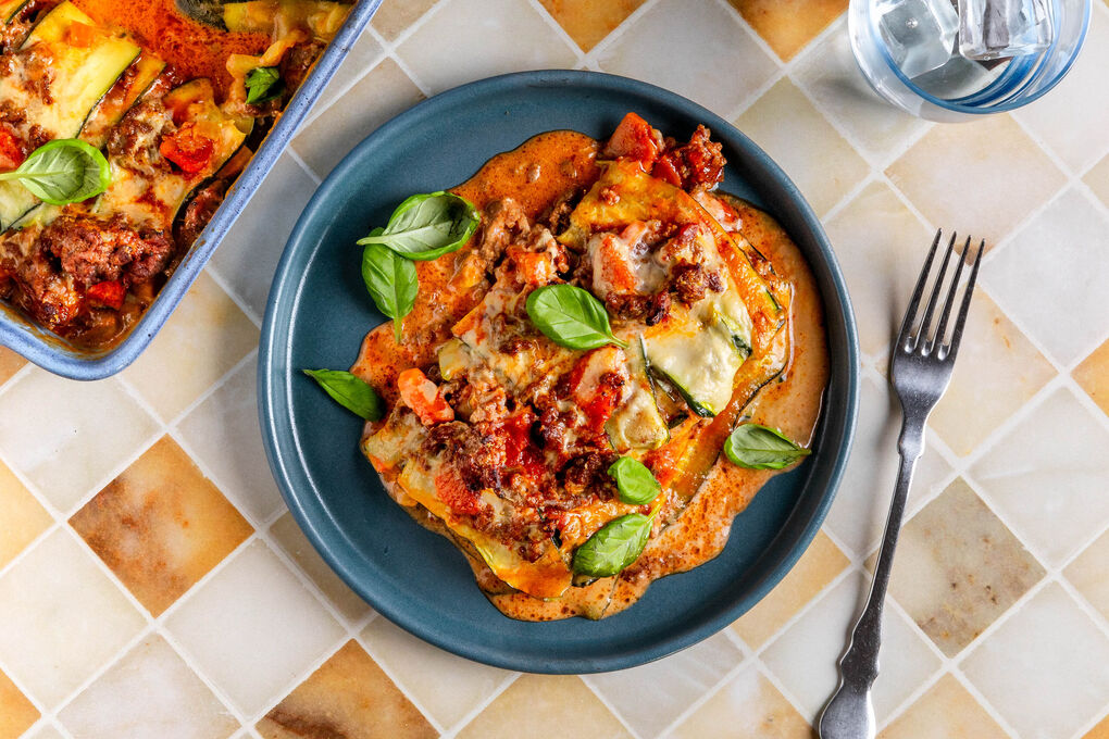 Zucchini-Lasagne mit Sauce bolognese und cremiger Béchamelsauce
