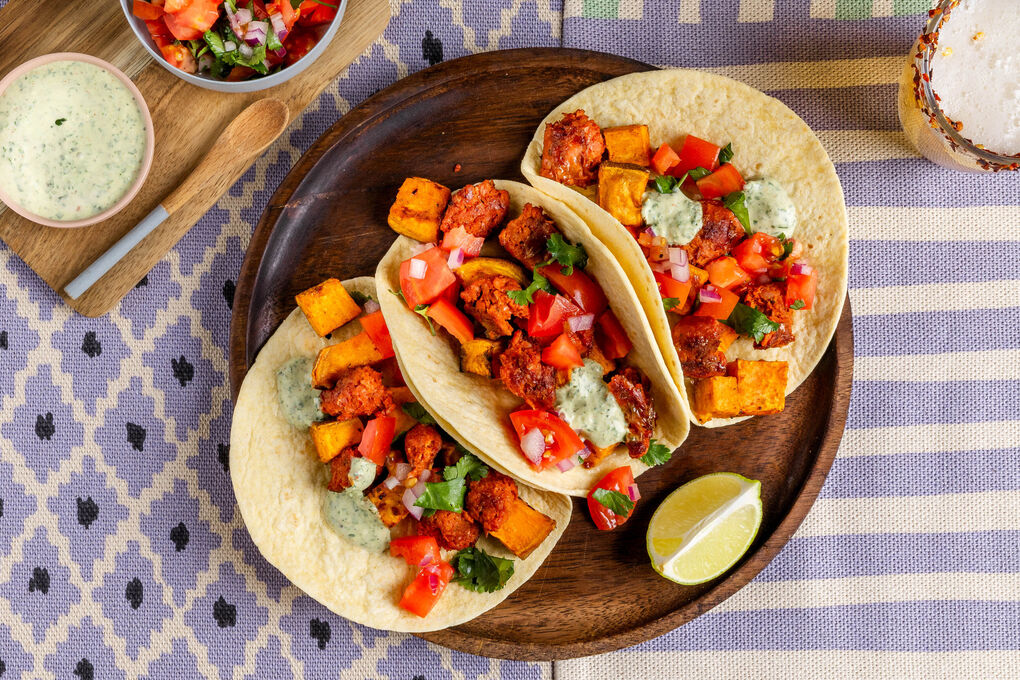 Tex-Mex-Tacos mit veganer Chorizo mit Süßkartoffel, Tomatensalsa & Joghurtsauce