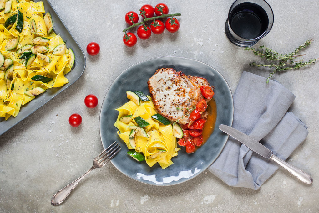 Schweinskotelett “Pizzaiola“ mit Zitronenzucchini-Bandnudeln