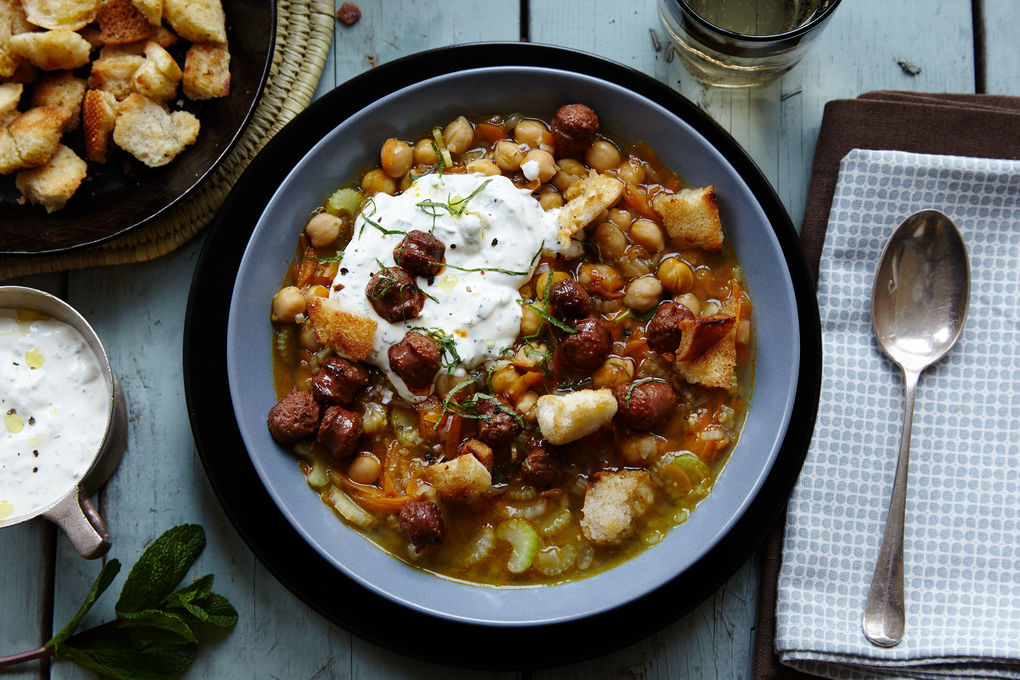 Würziger Kichererbsen-Eintopf mit Merguez und Minzschmand