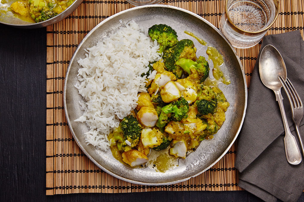 Fruchtiges Rotbarschcurry mit Brokkoli und Banane