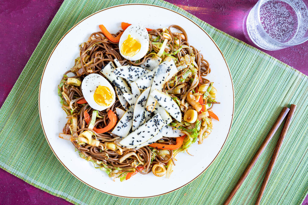 Ei auf Sobanudeln koreanische Art mit Sesam-Birne und pikantem Dressing