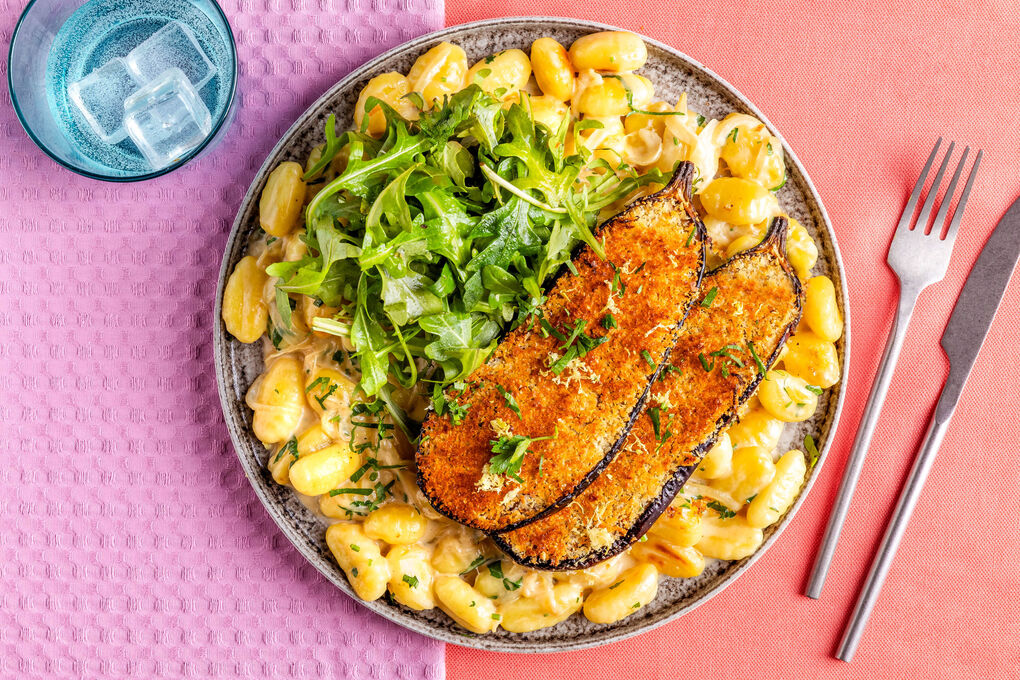 Gegrillte Auberginen mit Panko-Kruste und Rucola auf Gnocchi in Béchamelsauce