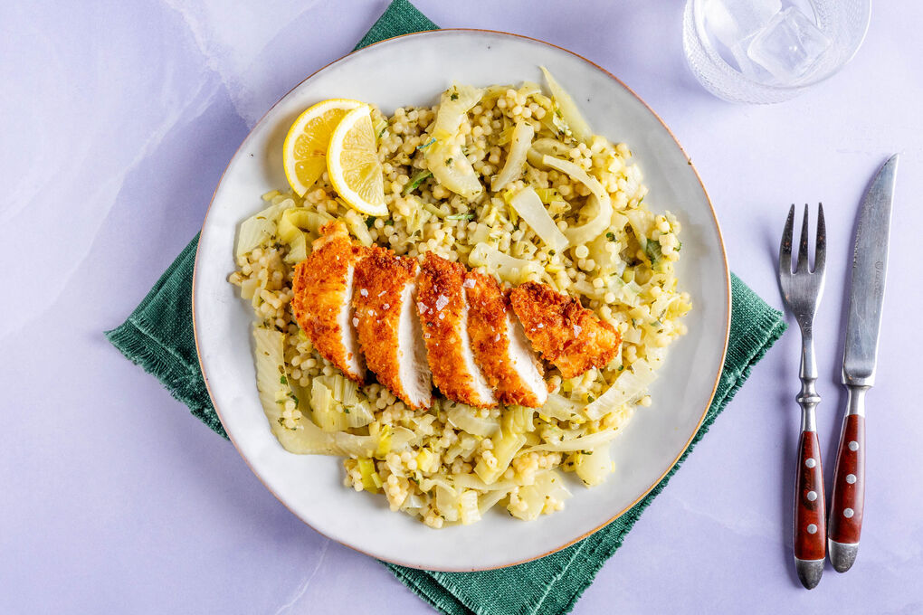 V1: Knusprig paniertes Hähnchenschnitzel auf Perlencouscous mit Fenchel und Lauch