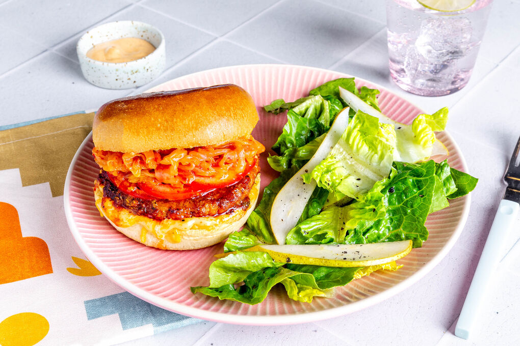 Superfix: Vegetarischer Kimchi-Cheeseburger mit Tomaten und Birnen-Romana-Salat