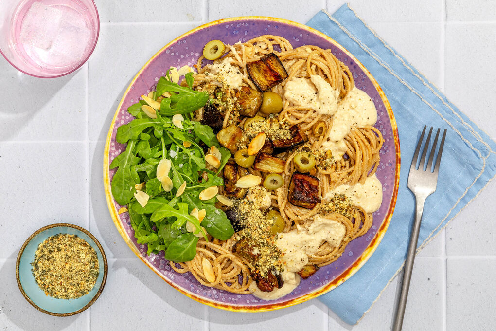 Vegane Vollkornpasta mit Auberginen und Mandelcreme, dazu Rucolasalat