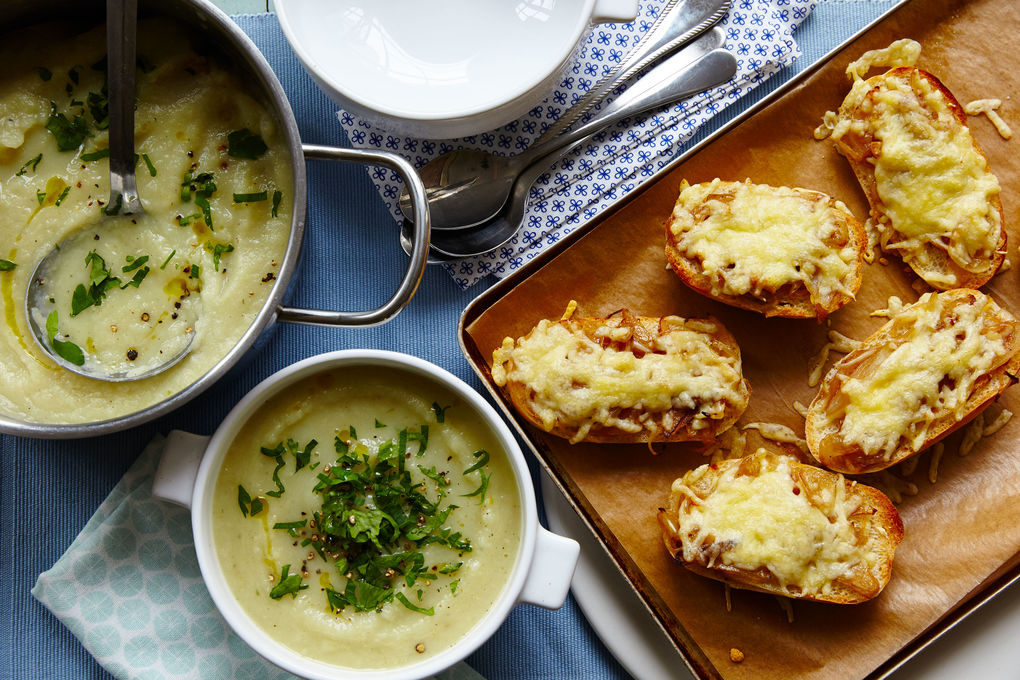 Feine Sellerie-Fenchel Suppe mit Zwiebel-Käse-Baguettes