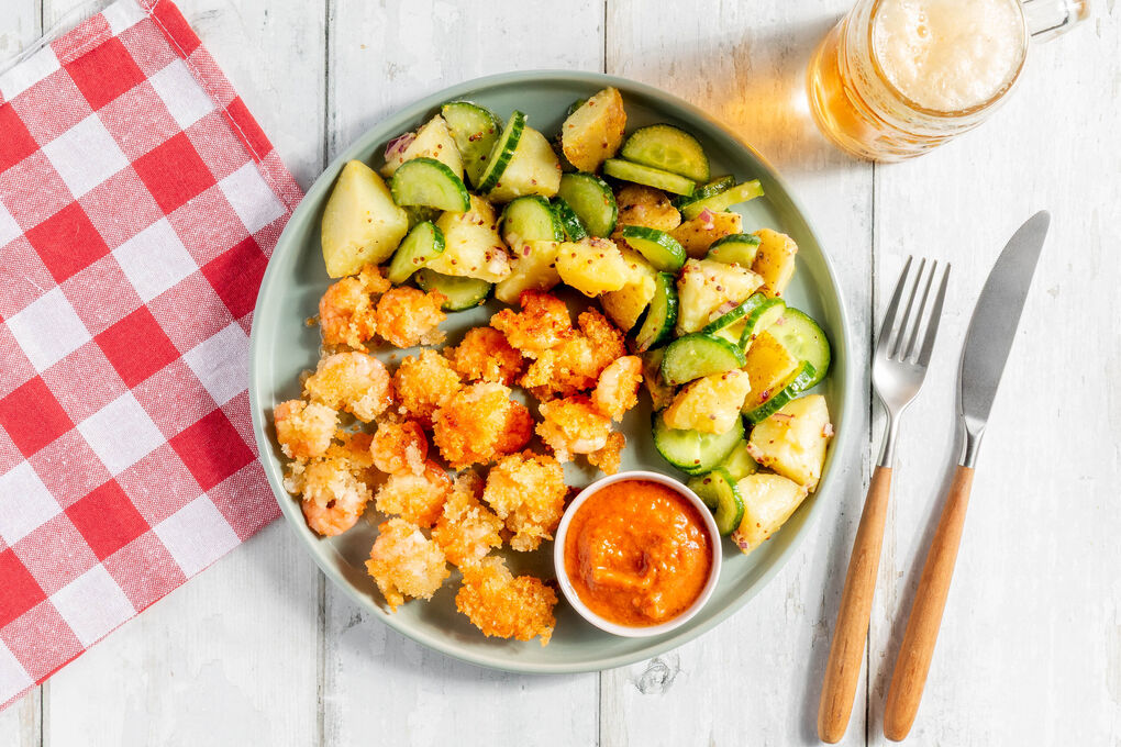Knusprig panierte Garnelen mit Tomatensalsa und Kartoffelsalat