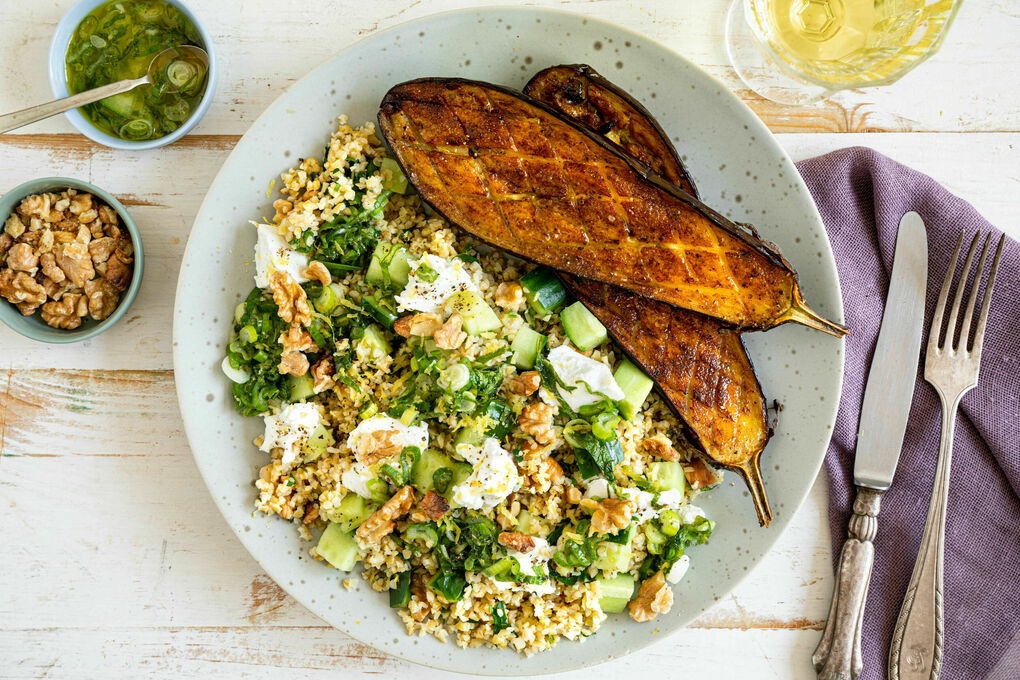 Aubergine mit Ziegenfrischkäse auf Dattel-Bulgur mit Walnüssen