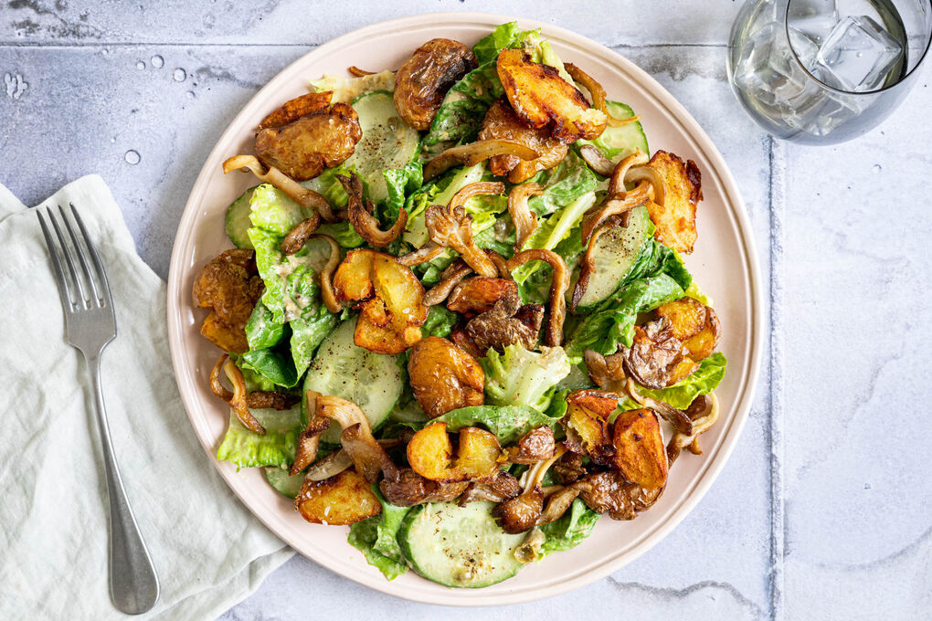 <650kcal: Austernpilze Caesar Salad Style mit Tahinidressing und Quetschkartoffeln
