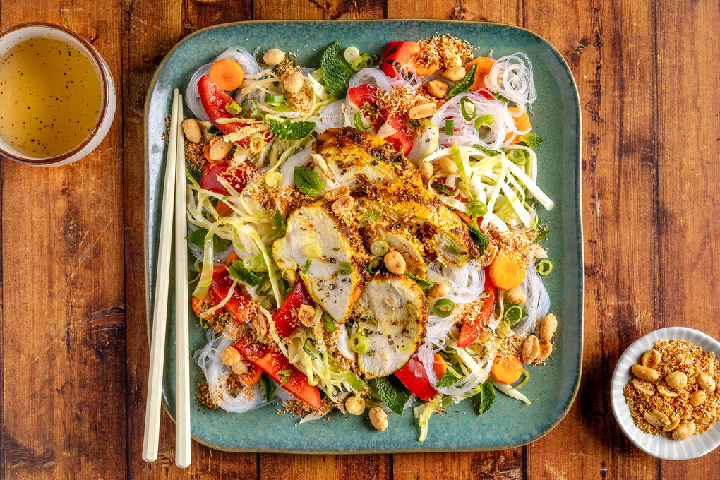 Balinesischer Hähnchensalat mit Glasnudeln und Minze