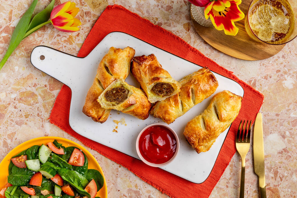 Niederländische Sausage Rolls mit buntem Spinatsalat