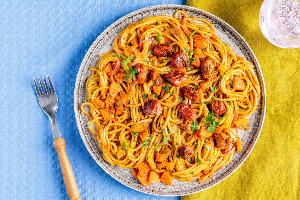 V1: Herzhafte „Chorizo“-Pfanne vegan mit Pasta, buntem Gemüse und Petersilie