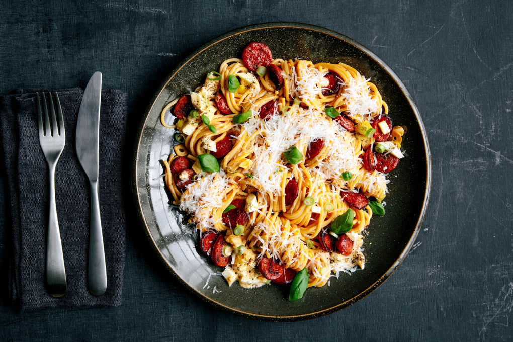 V1: Schnelle Chorizo-Spaghetti mit Crème fraîche und hartgekochtem Ei