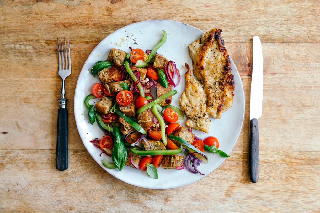 Zarte Hähnchenschnitzel mit italienischem Tomaten-Brot-Salat