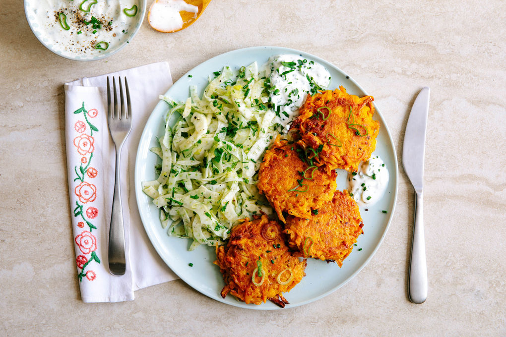 Feine Süßkartoffelrösti mit Kräuterjoghurt und Fenchelsalat