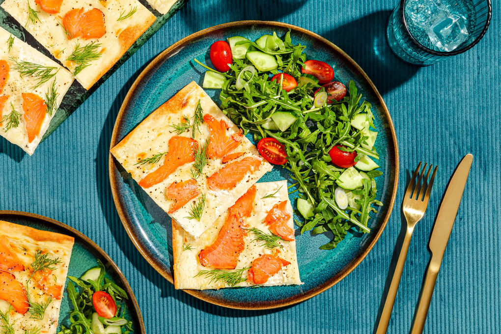 Elsässer Lachsflammkuchen mit Dill dazu Rucola-Kirschtomaten-Salat