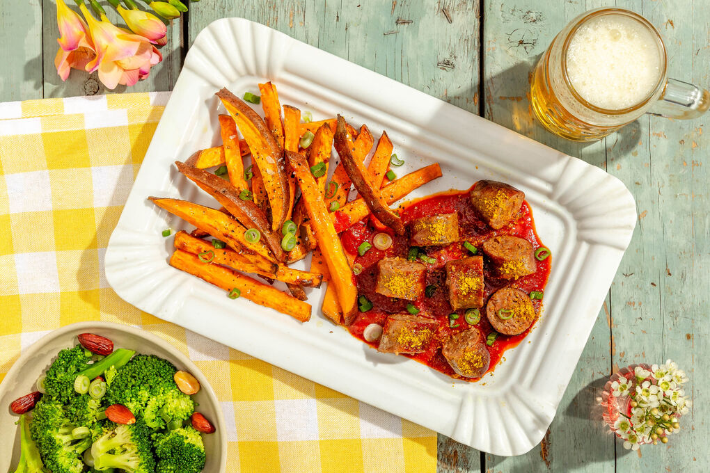 Rindswurst mit Tomaten-Curry-Sauce dazu Süßkartoffeln und Brokkoli mit Mandeln