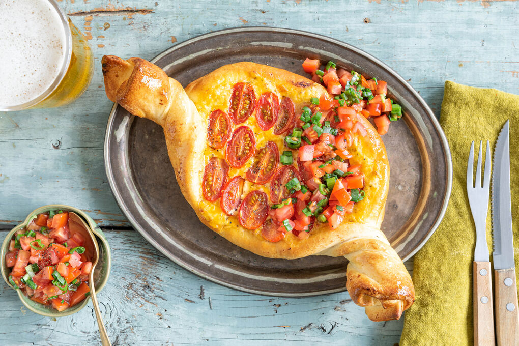 Chatschapuri mit Kirschtomaten & Käse garniert mit Tomaten-Lauchzwiebel-Salsa
