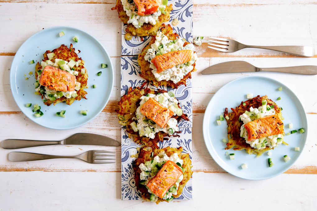 Reibekuchen mit frischem Lachs und Apfel-Schmand-Dip mit Gurke