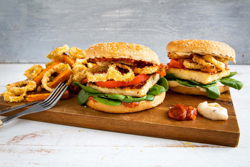 Grillkäseburger mit Paprika und Spinat dazu Zwiebelringe, Süßkartoffelpommes & Dips