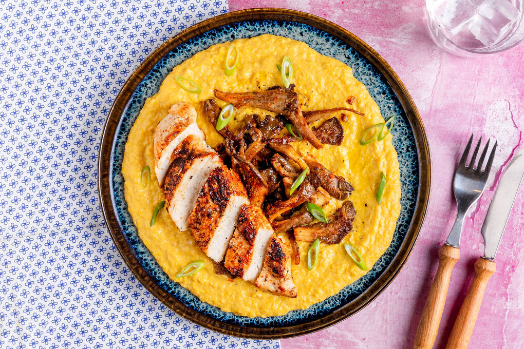 Hähnchen auf Mais-Miso-Püree mit gebratenen Austernpilzen und Lauchzwiebel
