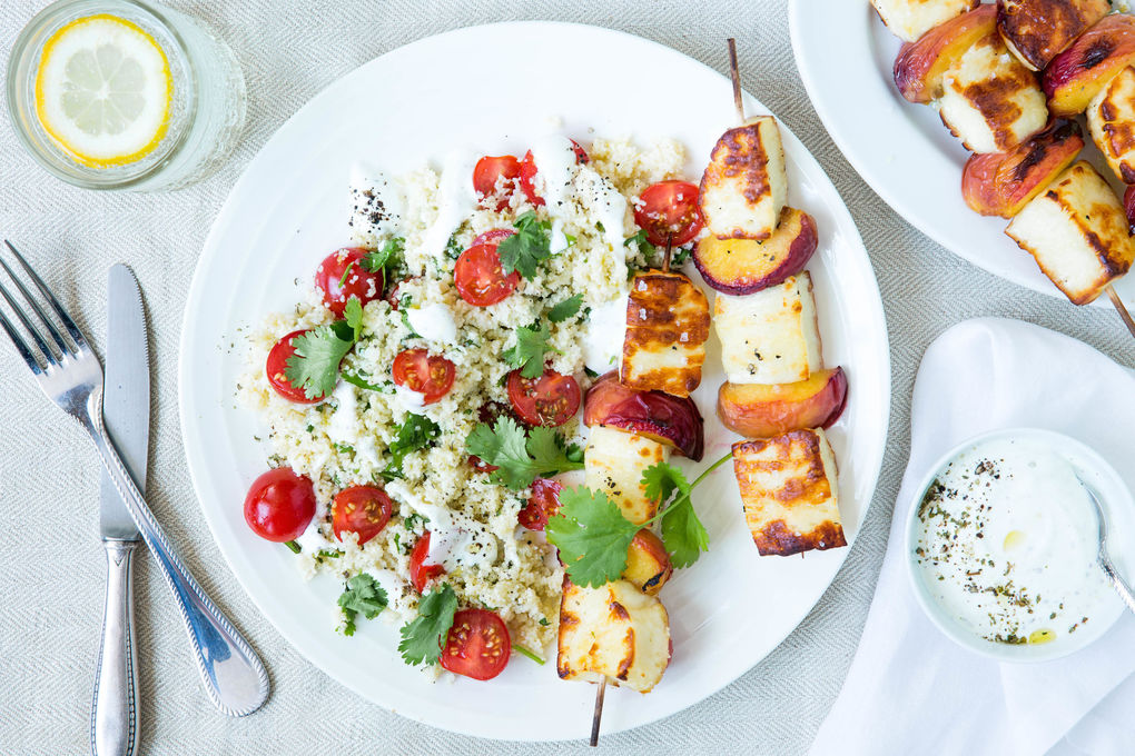 Saftige Paneer-Pfirsich-Spieße mit Bulgur und Sesam-Oregano-Dip