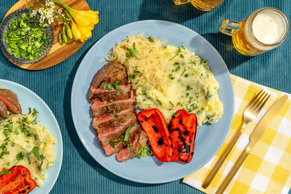 Deftiges Rindersteak und Sauerkraut mit gegrillter Paprika und Kartoffelpüree