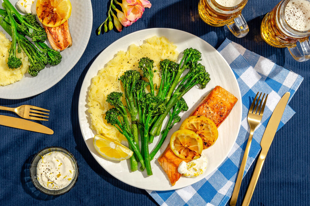 Lachsfilet mit Meerrettichcreme serviert mit Kartoffelpüree und Brokkolini